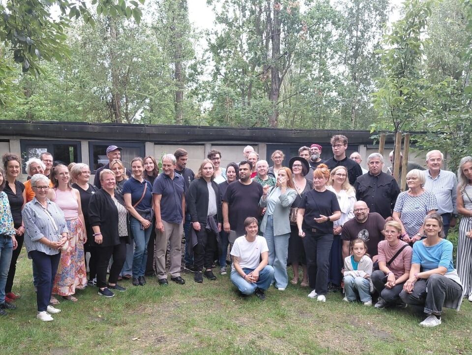 Gruppenfoto am gepflanzten Baum.