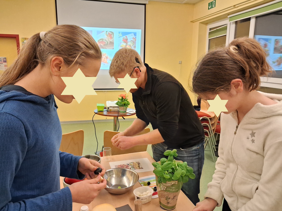 Die Teilnehmer stellen Tomaten-Mozzarella und andere kleine Spieße her.