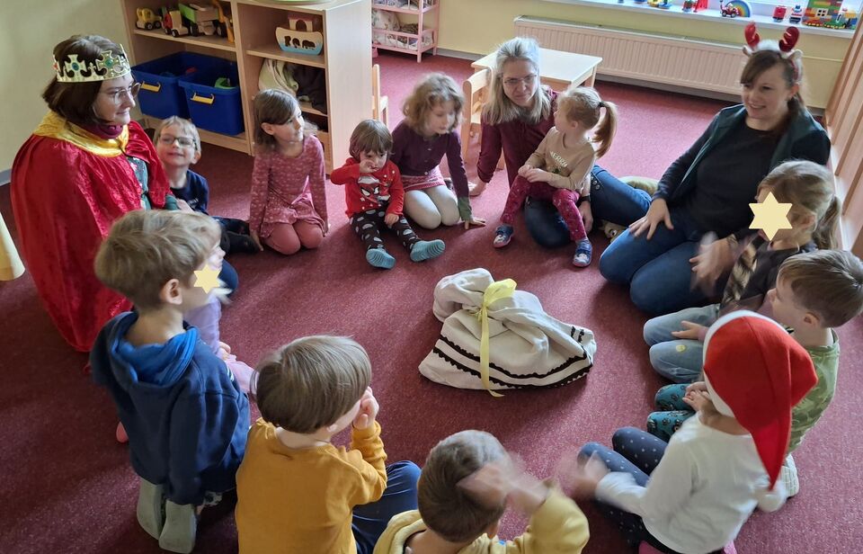 Hoher Besuch kam zur Weihnachtsfeier ins Kinderhaus: die drei Weisen aus dem Morgenland.