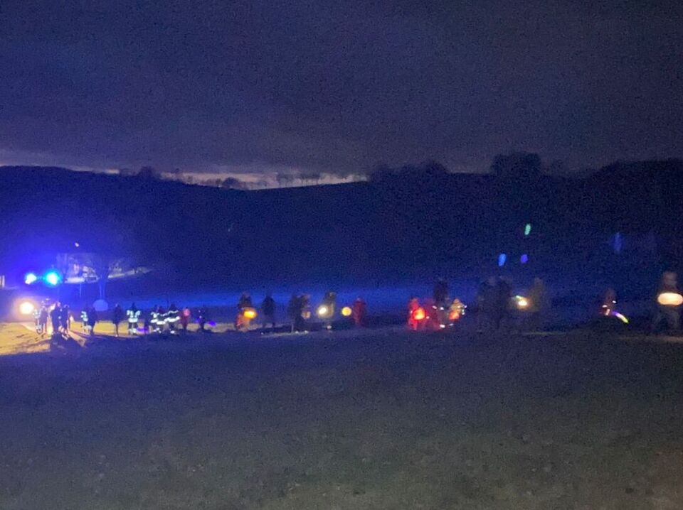 Der Laternenumzug führt den Kirchberg hinauf. Viele Lichter leuchten.