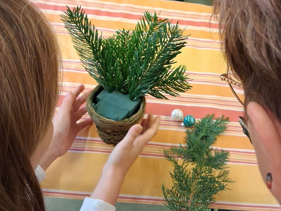 Ein Adventsgesteck entsteht gerade. 