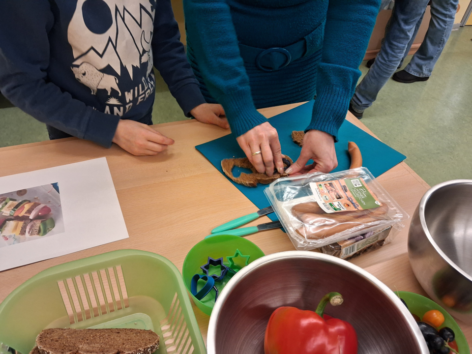 Hier wird mit Plätzchenformen Brot ausgestochen für Brotspieße.