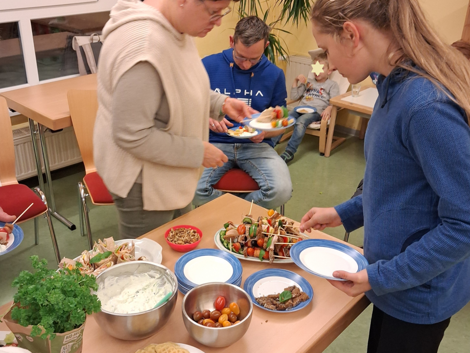 Jetzt wird vom Buffet probiert.