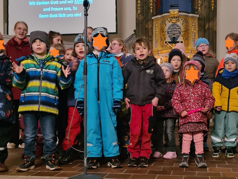 Ein Kinderchor steht in der Kirche und singt ein Lied.
