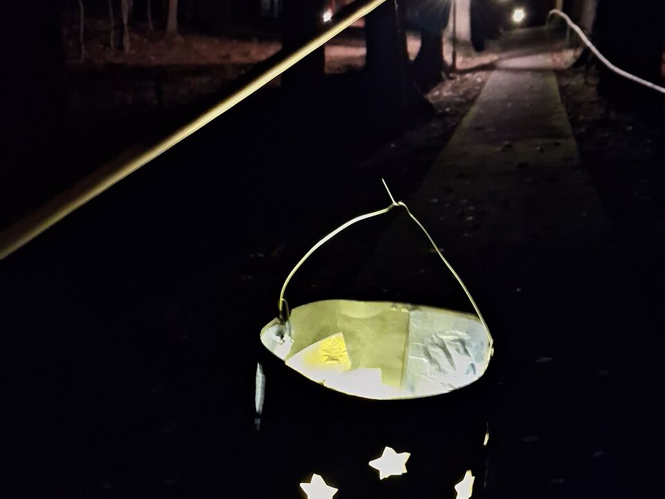 Eine leichtende Martinslaterne.