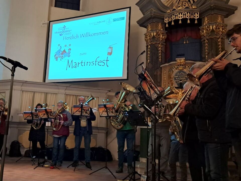 Der Posaunenchor steht in der Kirche und bläst.